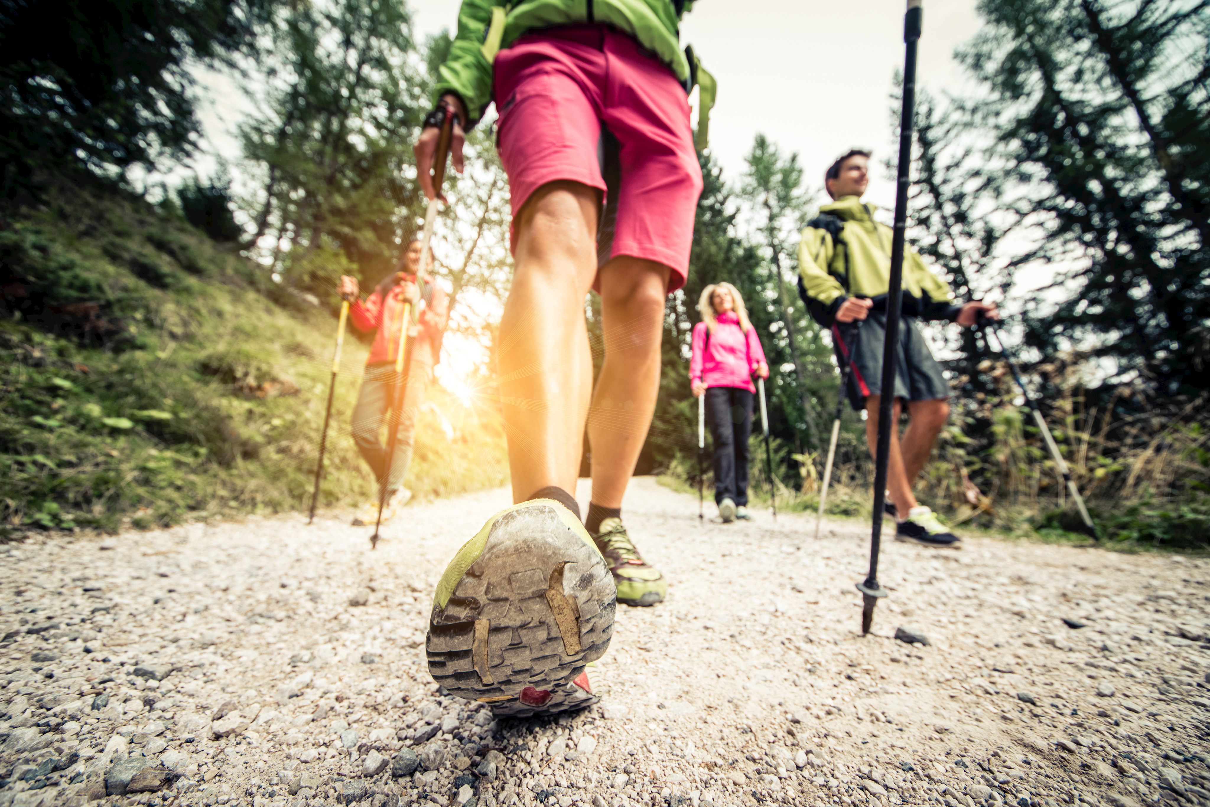 Wanderer auf Wanderweg von unten fotografiert