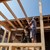 Handwerker bauen Holzgerüst