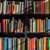 Schwarzes Bücherregal mit vielen bunten Büchern