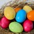 Bunte Ostereier in einem Nest